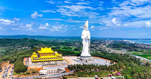 Quảng Ngãi 'bỏ túi' 488 tỉ đồng trong 7 ngày nghỉ tết