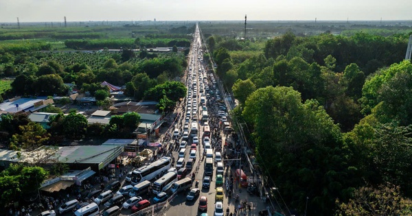 Xe cộ hành hương kín đường đến núi Bà Đen