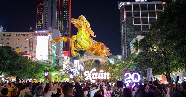 Đường Hoa Nguyễn Huệ Tết Bính Ngọ 2026: Khai Mạc 28 Tết, Linh Vật Ngựa Trở Lại Sau 12 Năm
