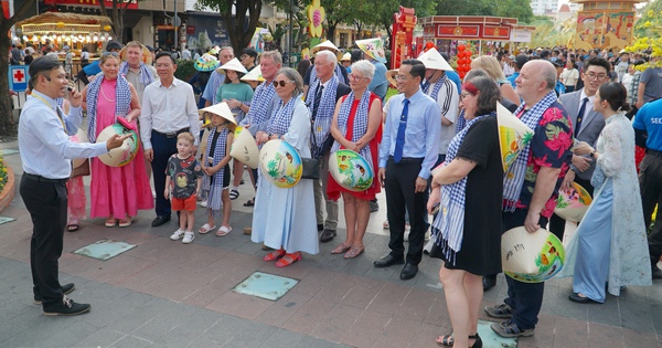 Khách quốc tế đến TP.HCM bất ngờ được lì xì, thưởng thức bánh chưng chiều mùng 5 tết