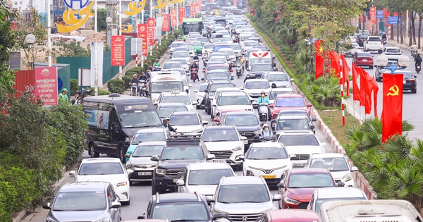 Xe nối đuôi nhau trở lại Hà Nội ngày mùng 5 tết Bính Ngọ