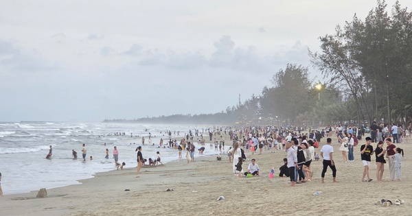 Quảng Ngãi: Tắm biển 3 người trong một gia đình đuối nước, 2 người mất tích