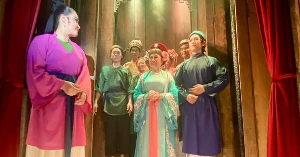 Ngồi bệt ở gánh cải lương 5 không