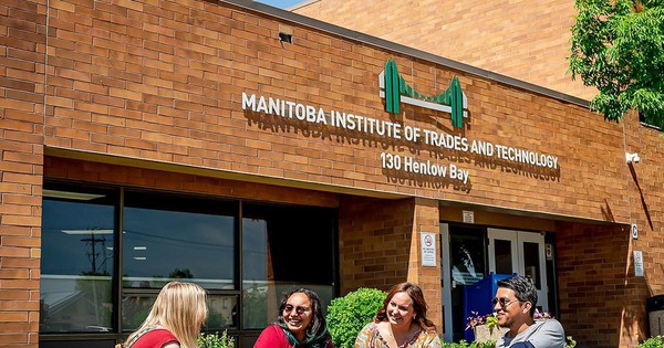 Trường công đóng cửa vì chính sách du học của Canada