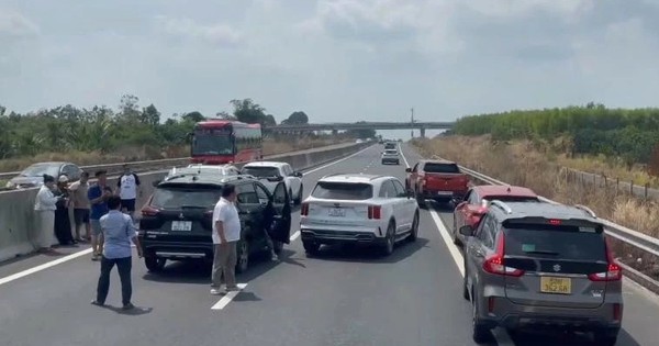 Liên tiếp 3 vụ tai nạn liên hoàn trên cao tốc Phan Thiết - Dầu Giây chiều mùng 7 Tết