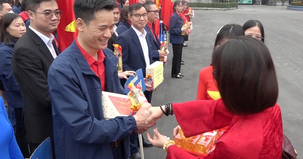 Dầu ăn, muối thành 'lộc xuân' đầu năm của công nhân