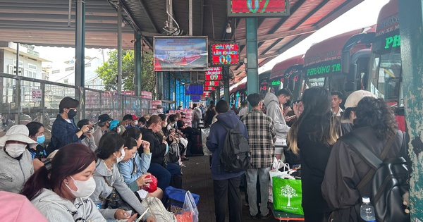 Hết tết vẫn chưa hết đông, mùng 7 Bến xe Miền Tây đông nghẹt người