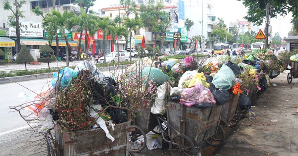 Rác thải chất thành đống ở các phường trung tâm Thanh Hóa