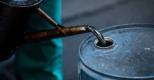 Giá xăng dầu hôm nay 24.2.2026: Neo mức cao, xăng trong nước tăng?