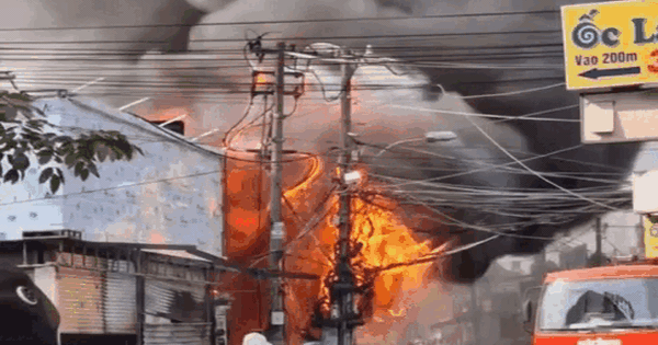 Cháy lớn cửa hàng kinh doanh đồ gỗ ở TP.HCM