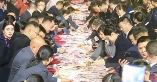 Công ty Trung Quốc gây sốt với tiệc tất niên phát thưởng tiền mặt hơn 60 triệu nhân dân tệ