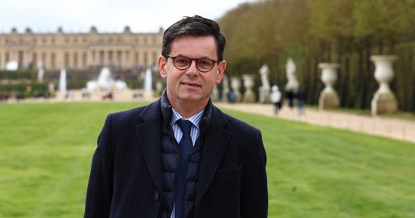 Chủ tịch Cung điện Versailles tiếp quản bảo tàng Louvre