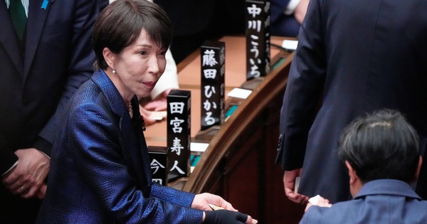 Thủ tướng Nhật tặng quà cho 315 nghị sĩ