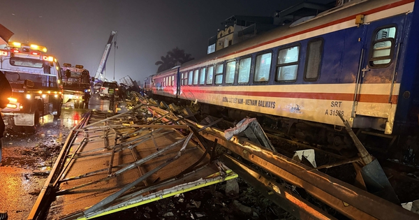 Vụ tàu hỏa 'vò nát' xe tải: Đoàn tàu 564 tấn phải lùi 15 m để cứu hộ tài xế