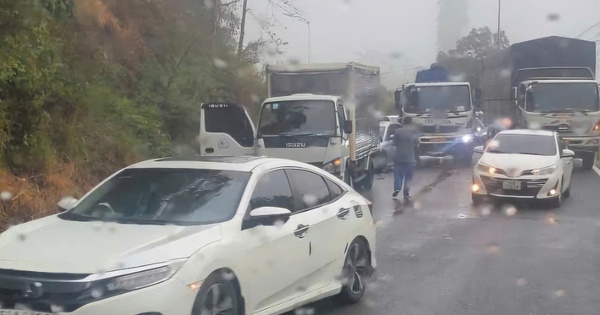 3 ô tô tông liên hoàn trên đèo Bảo Lộc lúc mưa lớn khiến giao thông ùn ứ