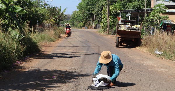 Ông Dũng khuyết tật đội nắng vá đường ở Đồng Nai, có tiền cũng không làm được