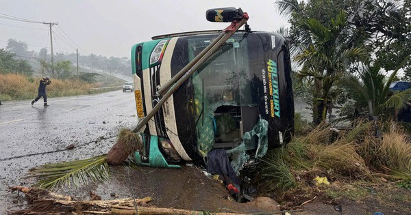 Xe khách lật trên quốc lộ 14 ở Đồng Nai, một người tử vong và hai người bị thương