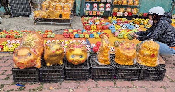 Ngày vía Thần tài: Heo đất 'phủ sóng' khắp nơi, người trẻ mua để 'đựng' ước mơ