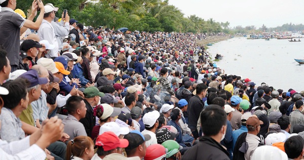 Hàng nghìn người dân chen chân, cổ vũ cuồng nhiệt giải đua thuyền trên sông Thu Bồn