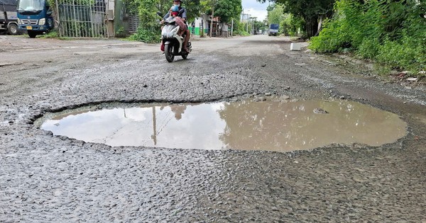 Đường phố xuống cấp: Ổ gà, bụi bặm và ánh sáng yếu đe dọa an toàn giao thông