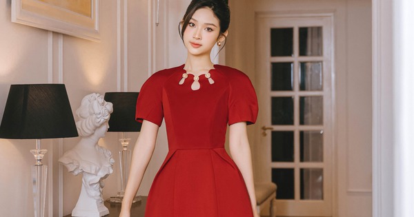 Điểm nhấn với trang phục khoét cổ ngực tinh tế, cuốn hút