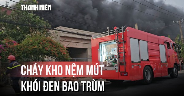 Cháy lớn kho nệm mút ở Củ Chi, khói đen bao trùm