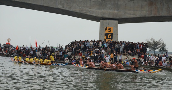 Lật thuyền trước khai mạc giải đua ghe trên phá Tam Giang, hai mẹ con tử vong