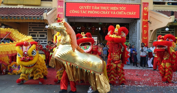 Lễ Kỳ Yên chợ Bình Tây: Màn múa ngựa lạ mắt thu hút đông người xem