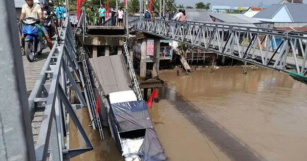 Cần Thơ: Sập cầu, xe tải chở gạo rơi xuống sông Thốt Nốt