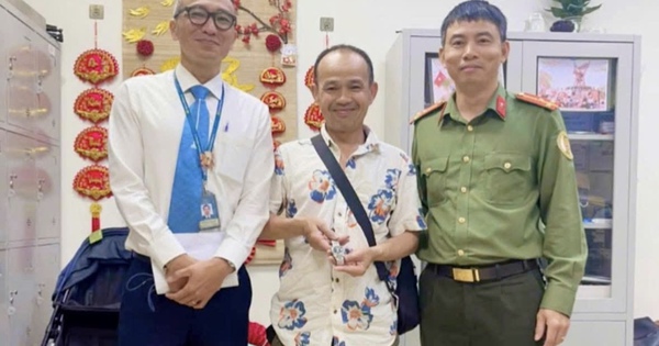 Vỡ òa nhận lại đồng hồ Rolex 5.000 USD bị mất tại sân bay Đà Nẵng