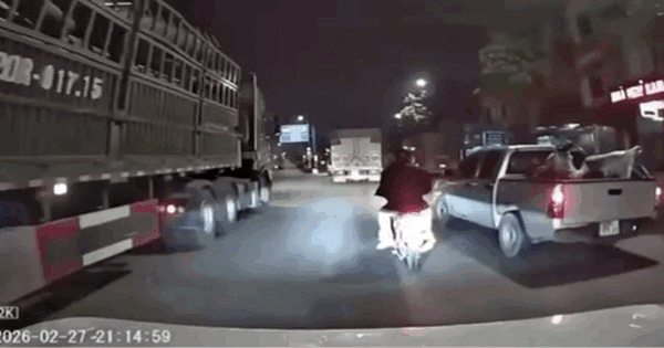 Bị ô tô tạt đầu, 3 người đi xe máy ngã sát gầm xe tải lớn