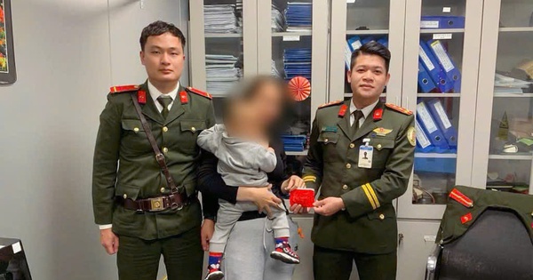 Trao trả nhiều trang sức bằng vàng cho nữ hành khách thất lạc trên máy bay