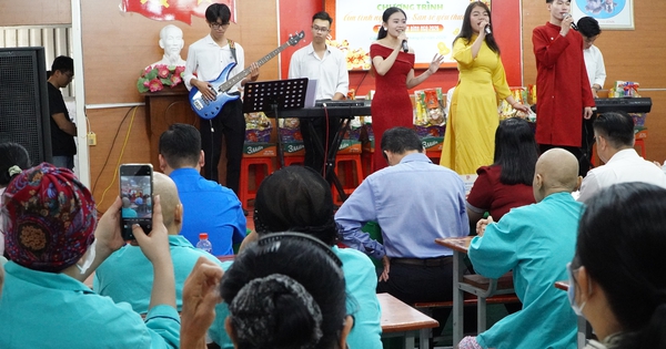 Người trẻ đưa âm nhạc và quà tết đến bệnh nhân ung bướu ở Cần Thơ
