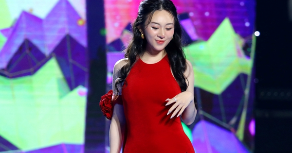 Nữ ca sĩ từng hát với cát sê 500.000 đồng, tặng bố mẹ sổ đỏ sau 5 năm