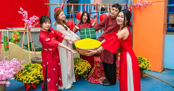 Tết Nguyên đán 2026: Sắc mai, đào, bánh chưng, bánh tét tràn ngập trường đại học