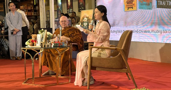 Đường sách TP.HCM nồng hậu đón thiền sư Ajahn Brahm - tác giả 'Mở cửa trái tim'
