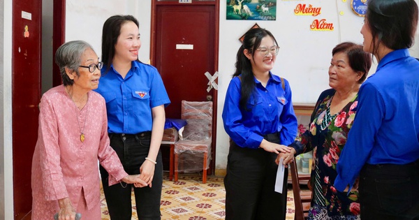 Người trẻ Báo Thanh Niên mang tết sớm đến với các cụ già neo đơn