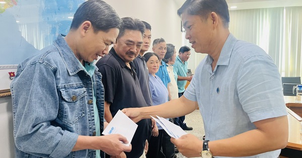 Cây mùa xuân 2026: Trao 20 phần quà tết cho người lao động