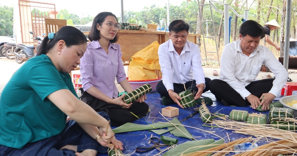 Cả xã đỏ lửa gói 2.500 bánh tét: Mang tết đến từng nhà