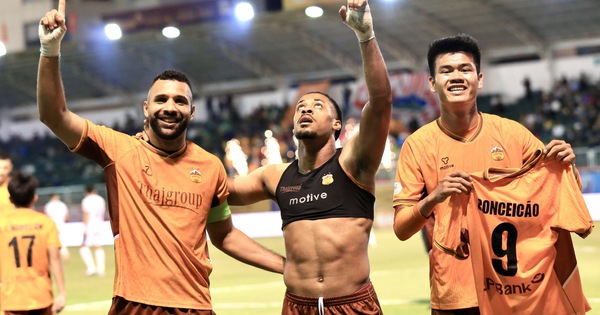 HAGL đấu Ninh Bình cực hay: Thủ môn 1,91 m đụng loạt sao U.23 Việt Nam, ‘đồng đội tương tàn’