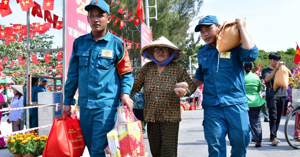 Bộ đội TP.HCM mang 'Tết quân dân' đến với bà con xã đảo Thạnh An