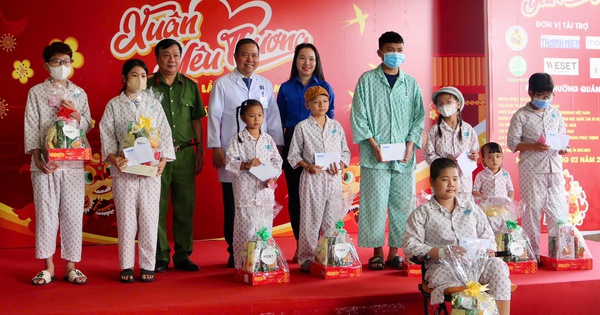 Quà tết giúp bệnh nhi trang trải viện phí: Thật ấm lòng biết bao!