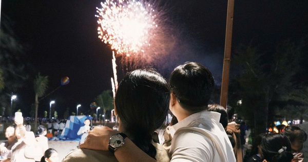 Hơn 1 vạn người đổ về Cần Giờ xem pháo hoa xuân sớm nhất nước