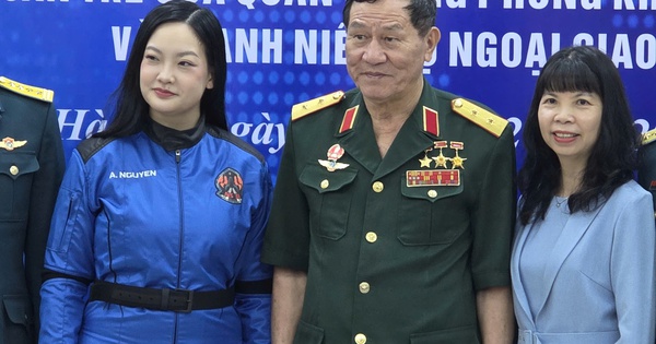 Cuộc gặp giữa trung tướng Phạm Tuân và người phụ nữ gốc Việt đầu tiên vào vũ trụ Amanda Nguyễn