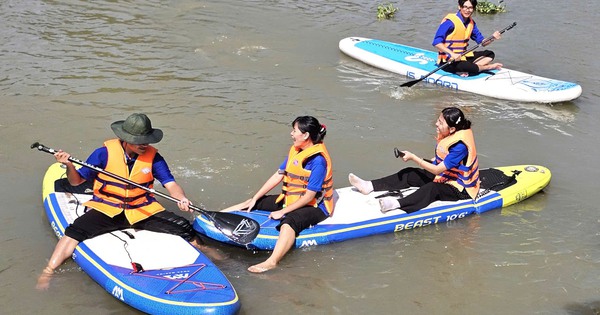 Về An Nhơn Tây 'trốn phố': Chèo xuồng, đạp xe, ăn 100 món ngon từ khoai mì