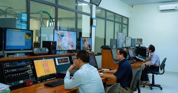 Về nhà cho kịp tết: Đón giao thừa trên… sóng truyền hình