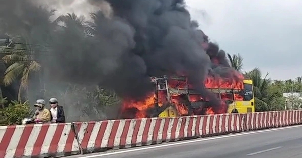 Xe khách giường nằm bốc cháy dữ dội khi đang chạy, hành khách kịp thoát thân