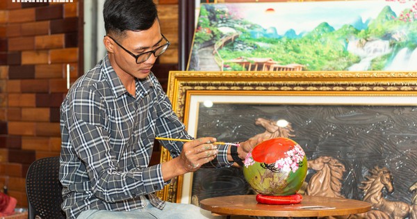 'Vẽ tết' lên trái dừa, kỹ sư trẻ ở Quảng Trị khoe tài, kiếm thêm tiền triệu