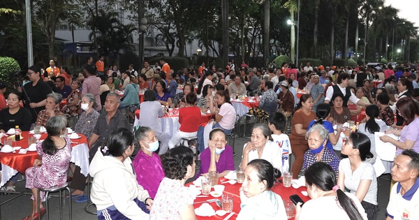 Tiệc tất niên ở góc công viên TP.HCM, nhạc xuân rộn ràng: Hơn 500 người cùng ăn tết