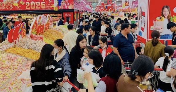 Khách hàng kéo đến siêu thị mua sắm ngày 21 tháng chạp Tết Bính Ngọ